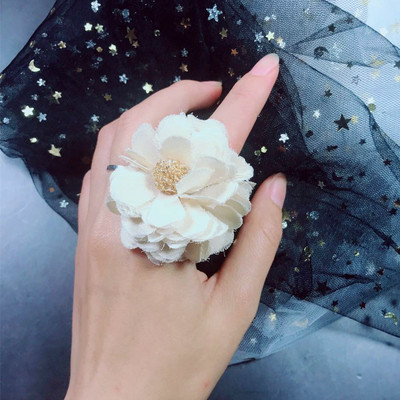 Модерен дамски пръстен в няколко цвята с 3D декорация - цвете