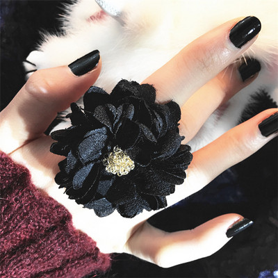 Модерен дамски пръстен в няколко цвята с 3D декорация - цвете