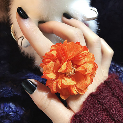 Модерен дамски пръстен в няколко цвята с 3D декорация - цвете