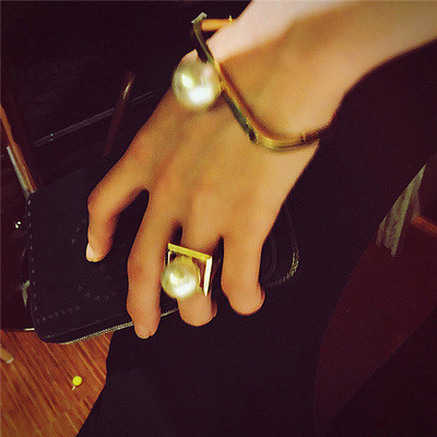 Inel de dama cu o perla decorativa de culoare aurie