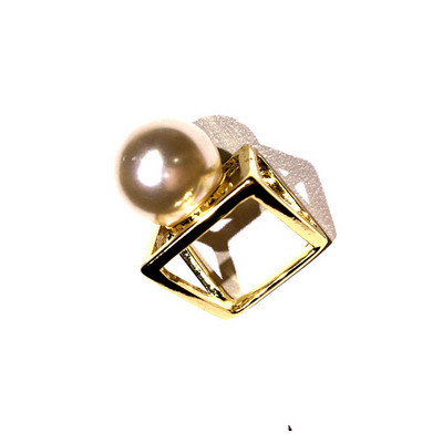 Inel de dama cu o perla decorativa de culoare aurie