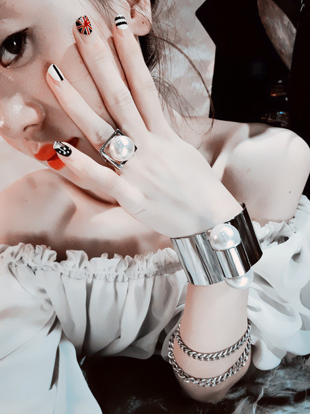 Inel de dama cu o perla decorativa de culoare aurie