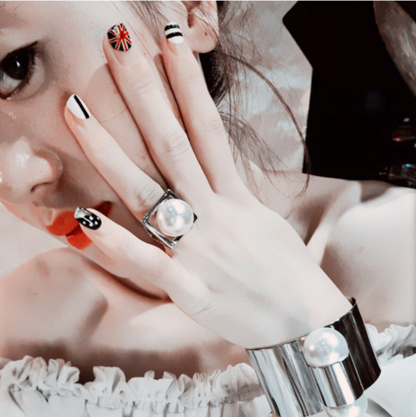 Inel de dama cu o perla decorativa de culoare aurie