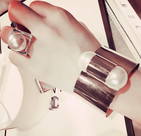 Inel de dama cu o perla decorativa de culoare aurie