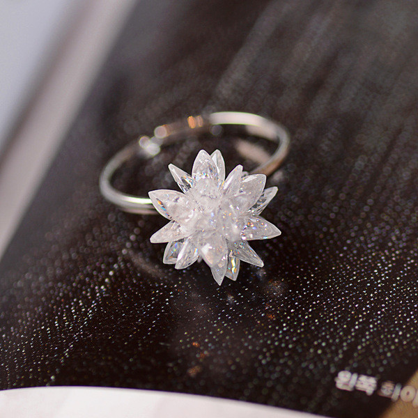 Finom női gyűrű 3D díszítéssel