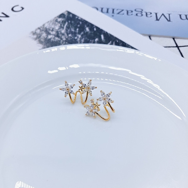 Cercei de dama in doua culori cu flori