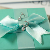 Stílusos női fülbevaló kövekkel