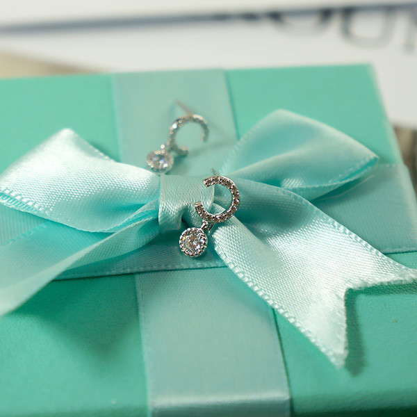 Stílusos női fülbevaló kövekkel