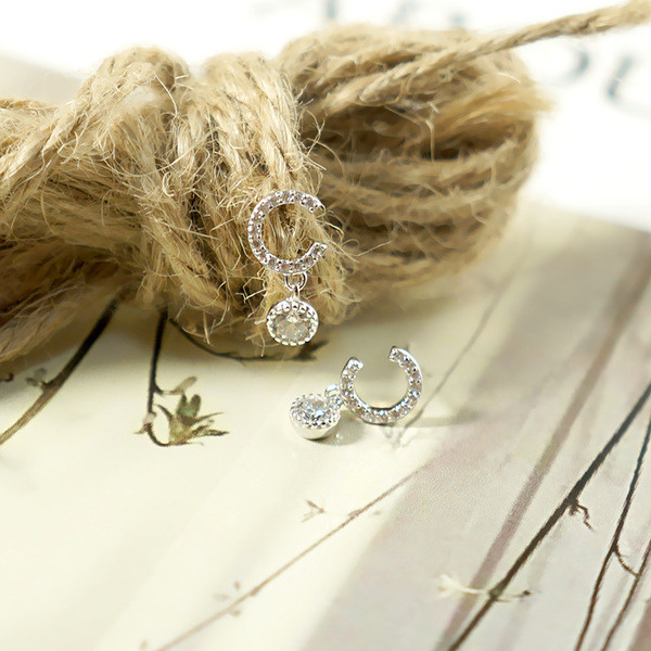 Stílusos női fülbevaló kövekkel