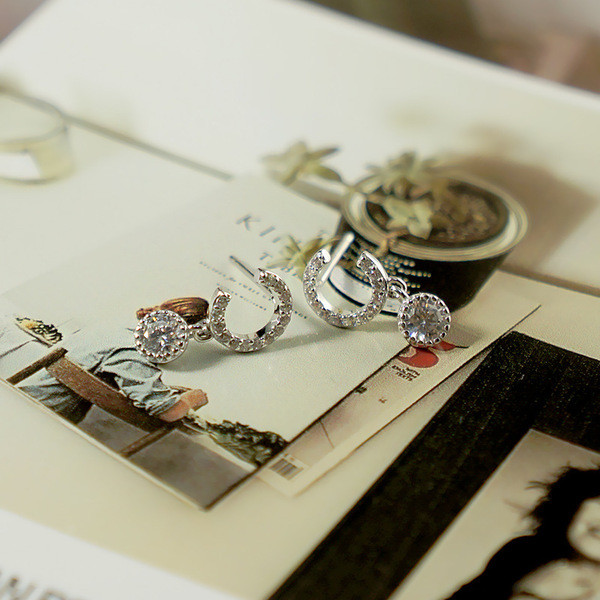 Stílusos női fülbevaló kövekkel