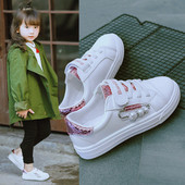 Modern gyerekcipő lányoknak fehér matricákkal