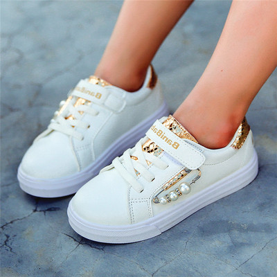 Modern gyerekcipő lányoknak fehér matricákkal