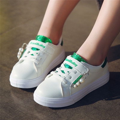 Modern gyerekcipő lányoknak fehér matricákkal