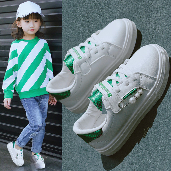 Modern gyerekcipő lányoknak fehér matricákkal