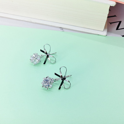 Cercei eleganti de dama cu piatra