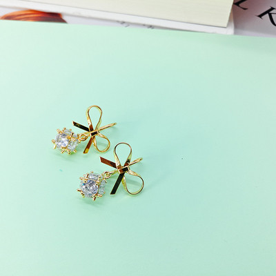 Cercei eleganti de dama cu piatra