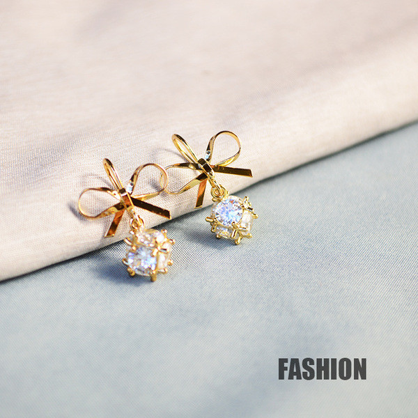 Cercei eleganti de dama cu piatra