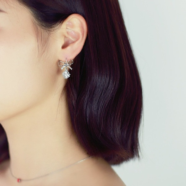 Cercei eleganti de dama cu piatra