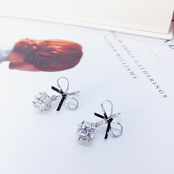 Cercei eleganti de dama cu piatra