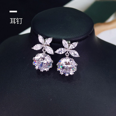 Cercei eleganti de dama in doua culori cu o piatra