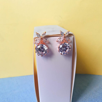 Cercei eleganti de dama in doua culori cu o piatra