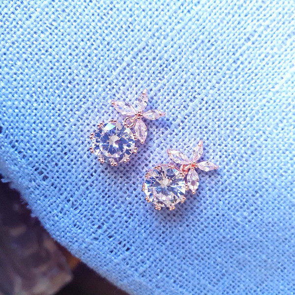 Cercei eleganti de dama in doua culori cu o piatra