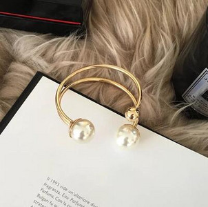 Bratara de dama moderna cu perle decorative din aur si argint