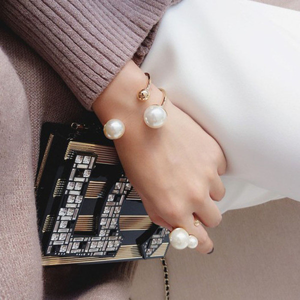 Bratara de dama moderna cu perle decorative din aur si argint