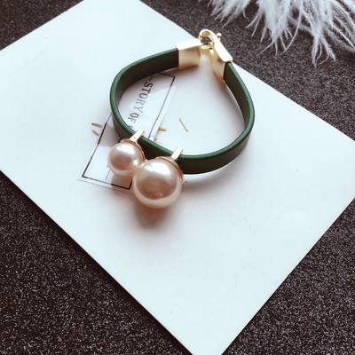 Дамска гривна с кожена каишка и декоративни перли в три цвята