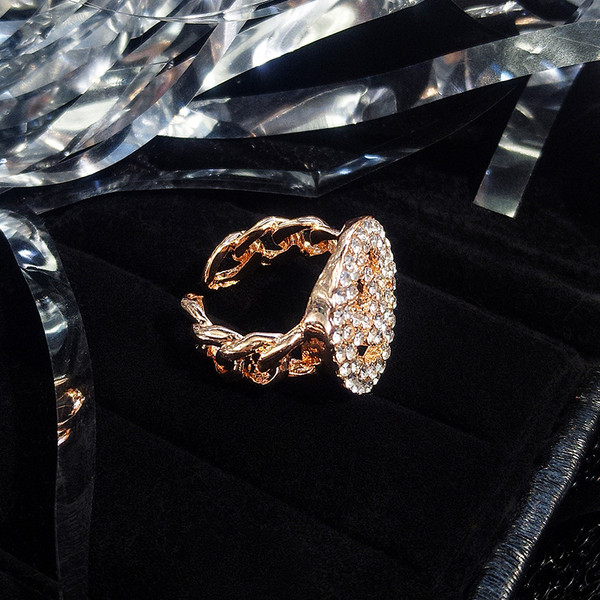 Női gyűrű arany és ezüst díszítő kövekkel