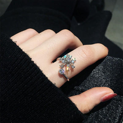 Нежен дамски пръстен в сребрист цвят