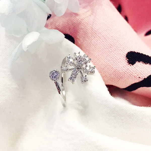 Finom női gyűrű ezüst színben