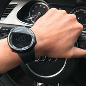 Sportos és elegáns férfi vízálló karóra