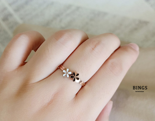 Dupla gyűrű virágokkal