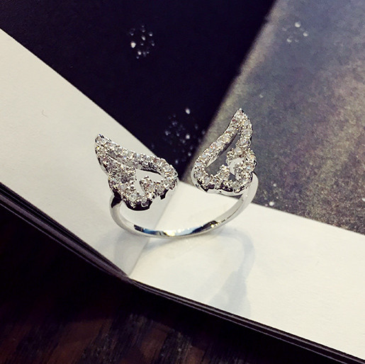 Díszkövekkel díszített női gyűrű két színben