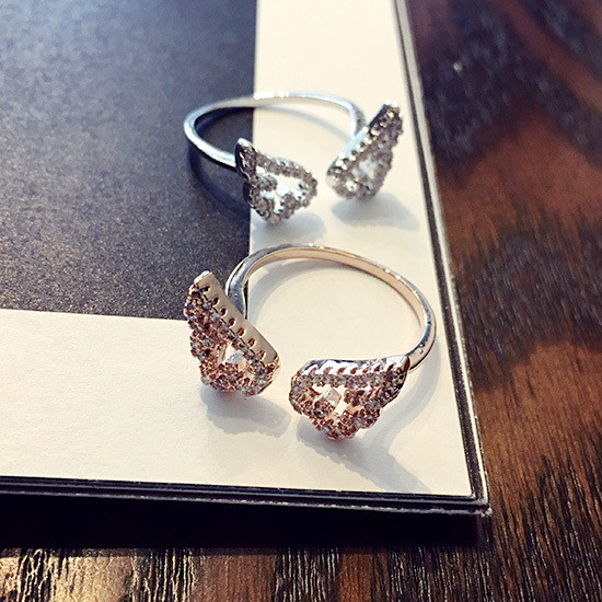 Díszkövekkel díszített női gyűrű két színben