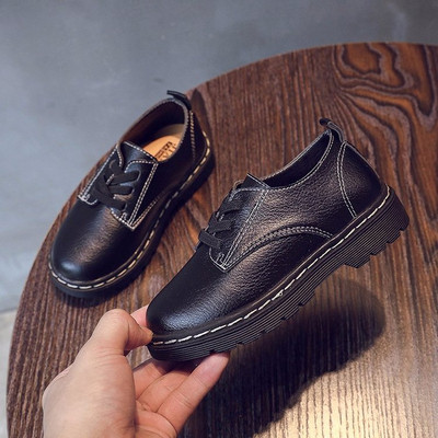 Öko bőrből készült modern gyerekcipő fiúknak és lányoknak két színben fűzős