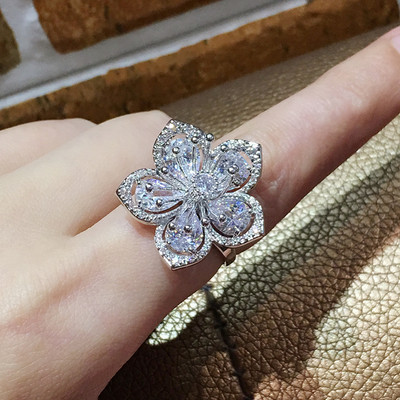 Дамски модерен пръстен във формата на цвете