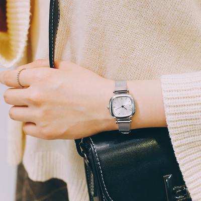 Női karóra négyzet alakú, többféle színben