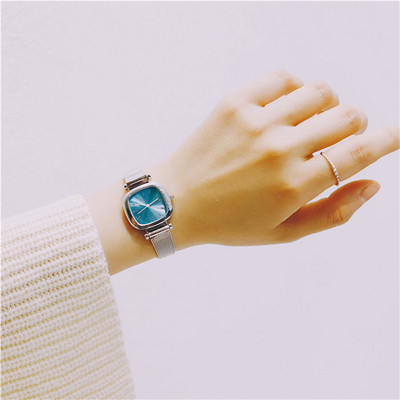 Női karóra négyzet alakú, többféle színben