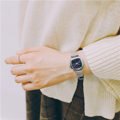 Női karóra négyzet alakú, többféle színben