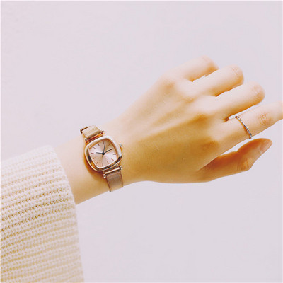 Női karóra négyzet alakú, többféle színben