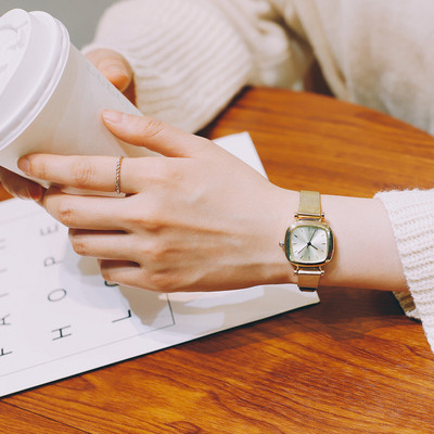 Női karóra négyzet alakú, többféle színben