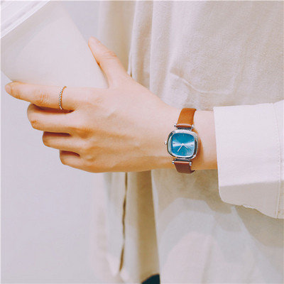 Női karóra négyzet alakú, többféle színben