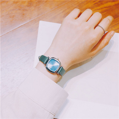 Női karóra négyzet alakú, többféle színben