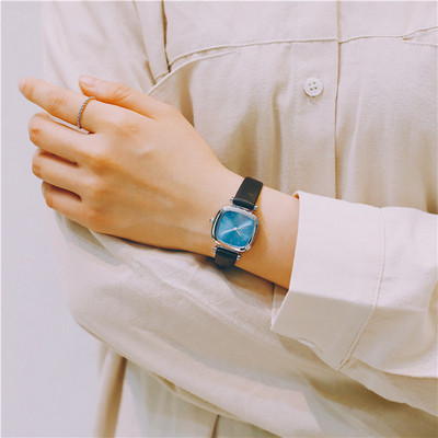 Női karóra négyzet alakú, többféle színben