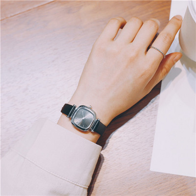 Női karóra négyzet alakú, többféle színben