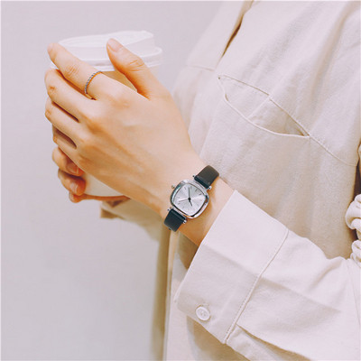 Női karóra négyzet alakú, többféle színben