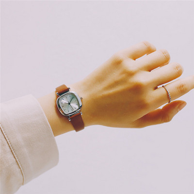 Női karóra négyzet alakú, többféle színben