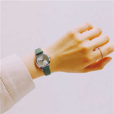 Női karóra négyzet alakú, többféle színben